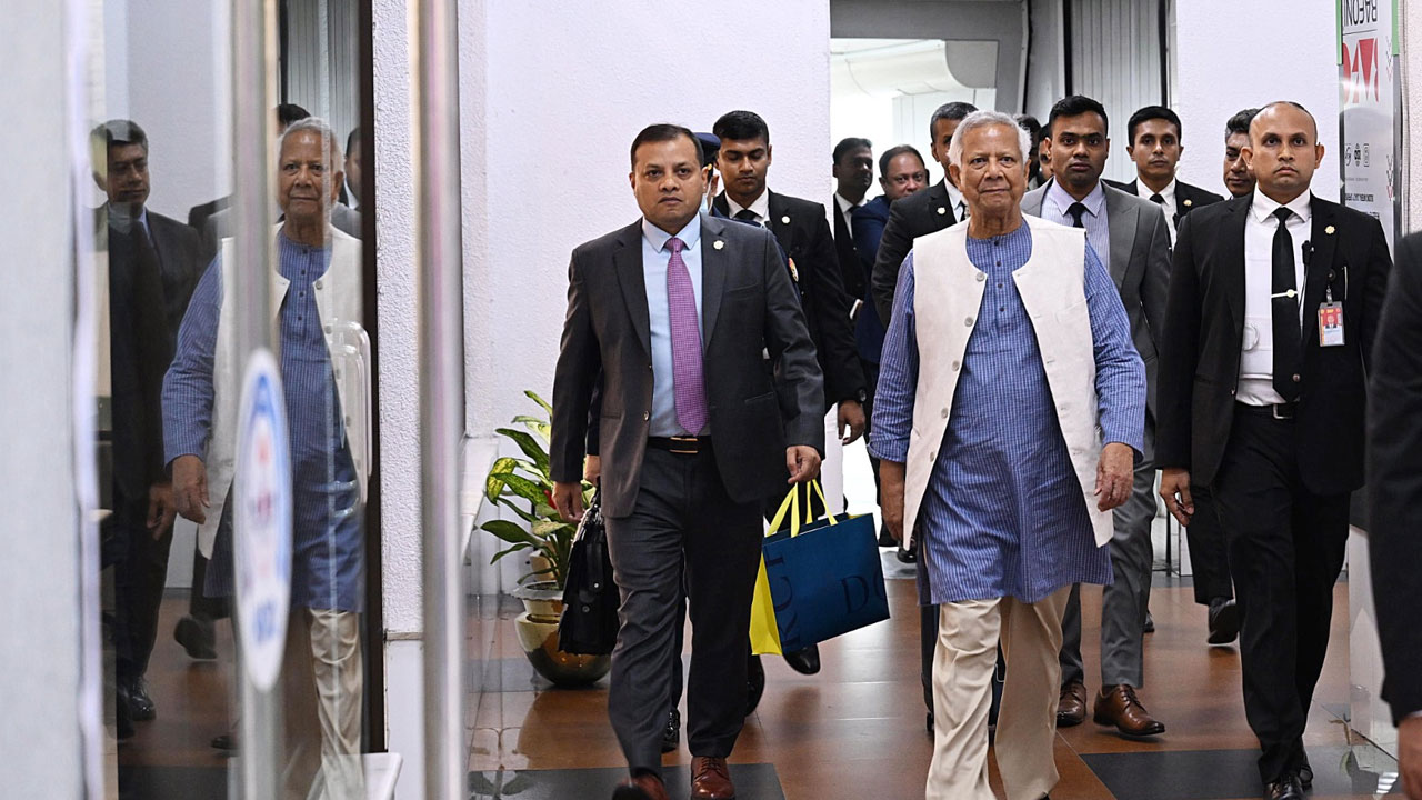 যুক্তরাজ্য সফর শেষে দেশে ফিরলেন প্রধান উপদেষ্টা