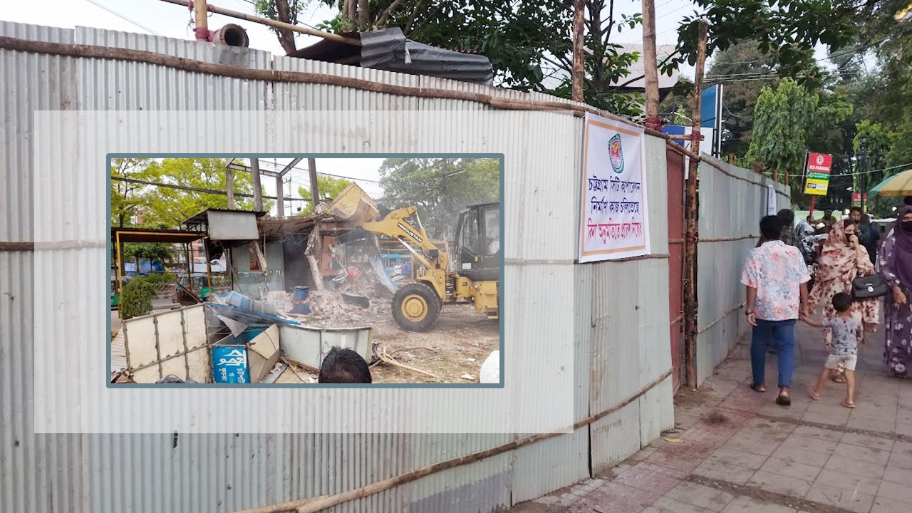 উচ্ছেদ করা ফুটপাত ফের দখল করে নির্মাণকাজ চালাচ্ছে চসিক