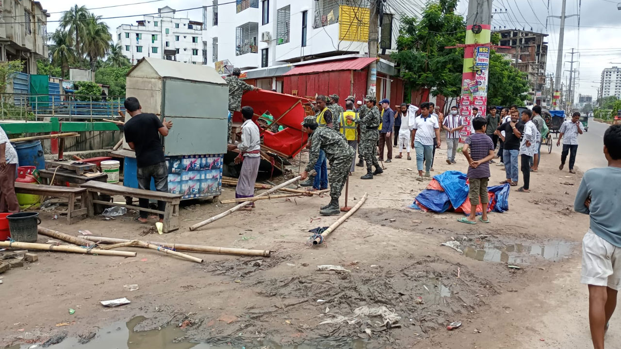 চট্টগ্রামে শতাধিক অবৈধ দোকান উচ্ছেদ