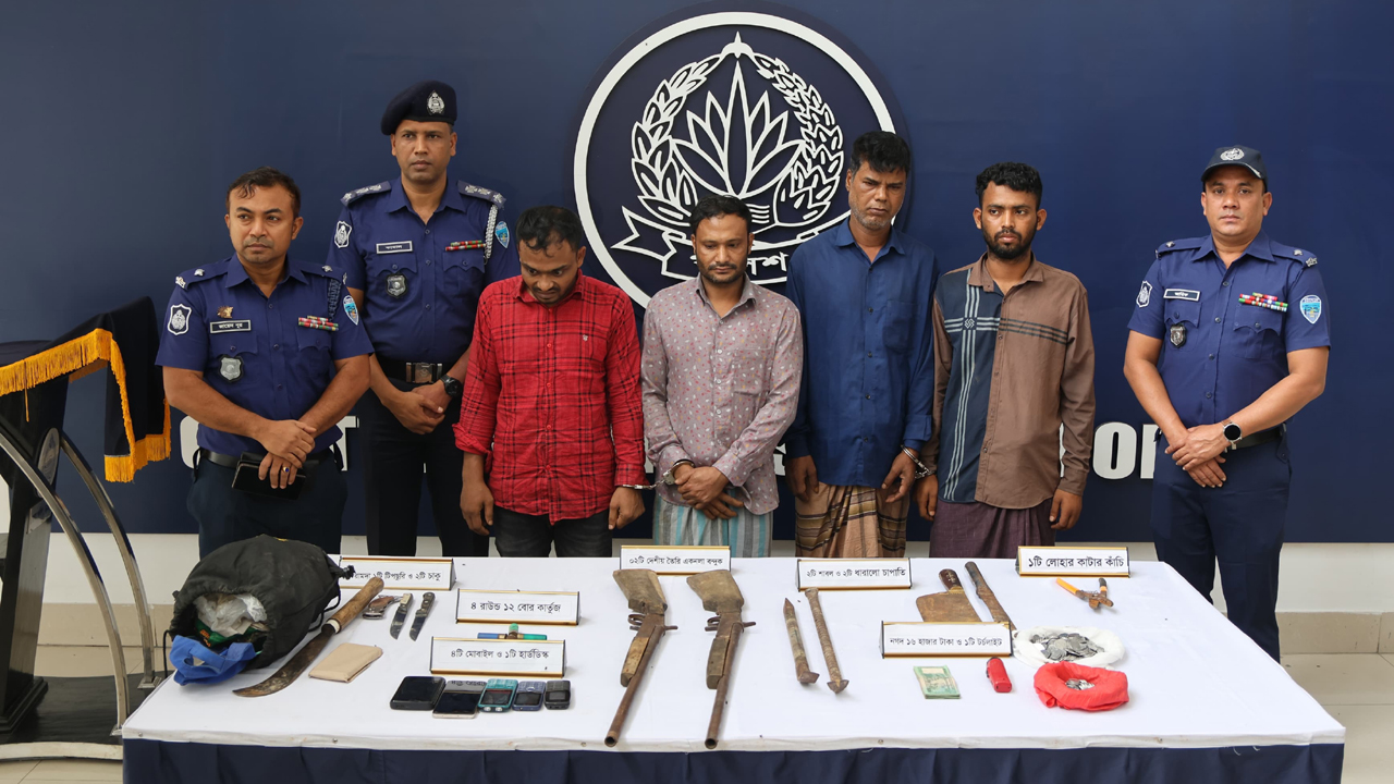 ডাকাতি করে পালানোর পথে লোহাগাড়ায় গ্রেপ্তার ৪