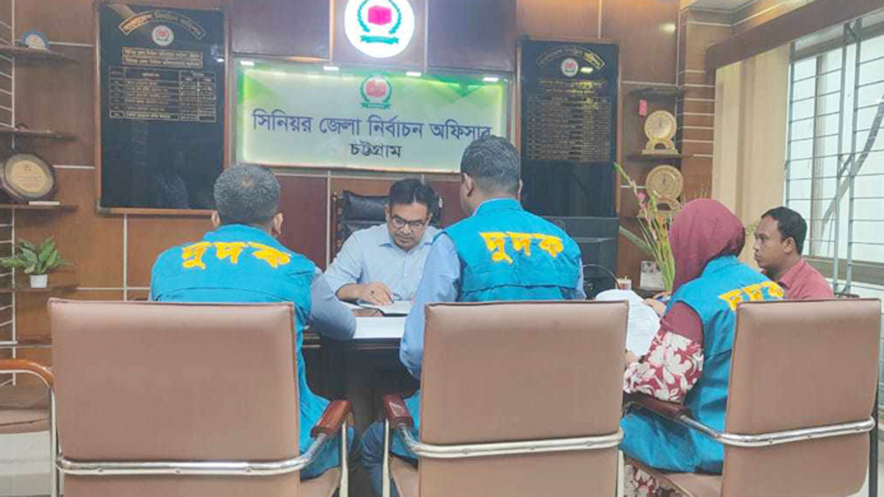 এনআইডি সংশোধনে লেনদেন : নির্বাচন কমিশন কার্যালয়ে দুদকের অভিযান