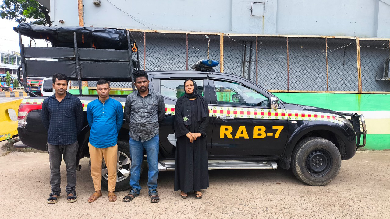 চট্টগ্রামে র‍্যাবের অভিযানে ৫০ কেজি গাঁজাসহ গ্রেপ্তার ৪