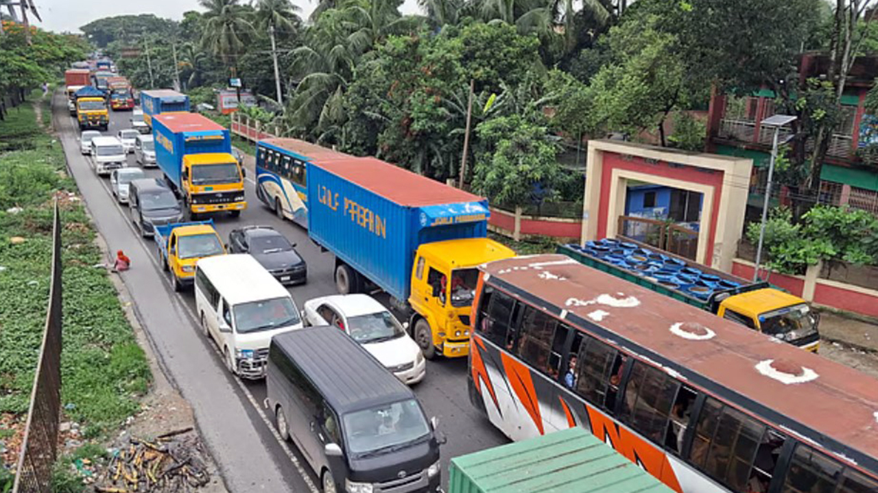ঢাকা-চট্টগ্রাম মহাসড়কে রাতভর যানজট, সকাল থেকে ধীরগতি