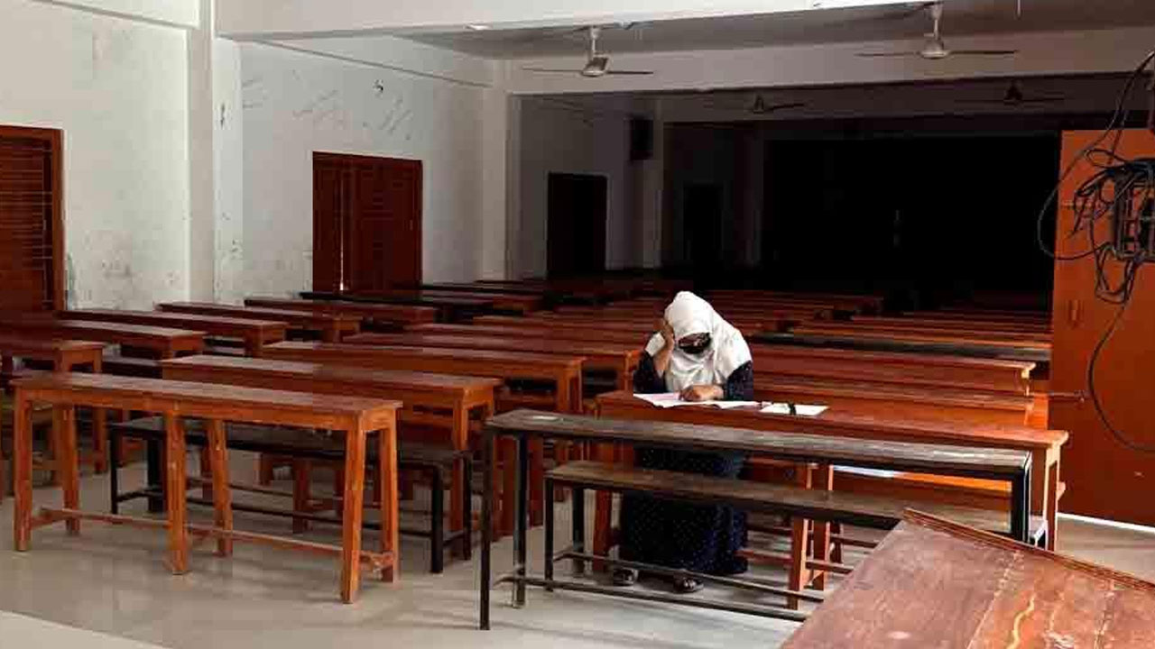 করোনা আক্রান্ত শিক্ষার্থী, পরীক্ষা নেওয়া হলো বিশেষ ব্যবস্থায়