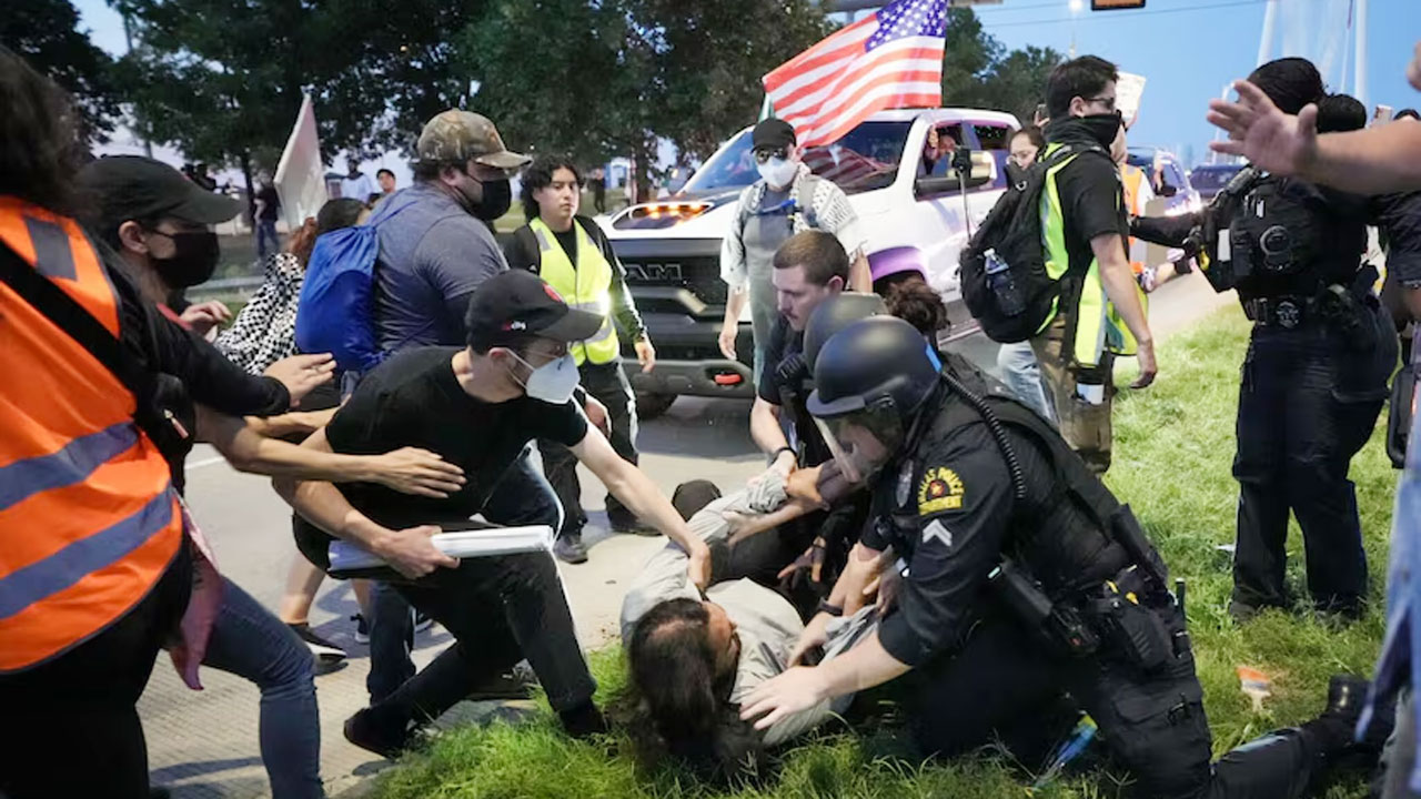 লস অ্যাঞ্জেলেসের সঙ্গে সংহতি জানিয়ে বিক্ষোভ শুরু ডালাসে, গ্রেপ্তার ১