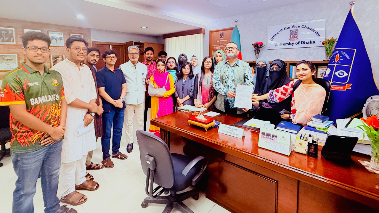 ছাত্রী হলে মানবিকতা নিশ্চিত ও মেডিকেল সেন্টারে জরুরি বিভাগ চালুর দাবি