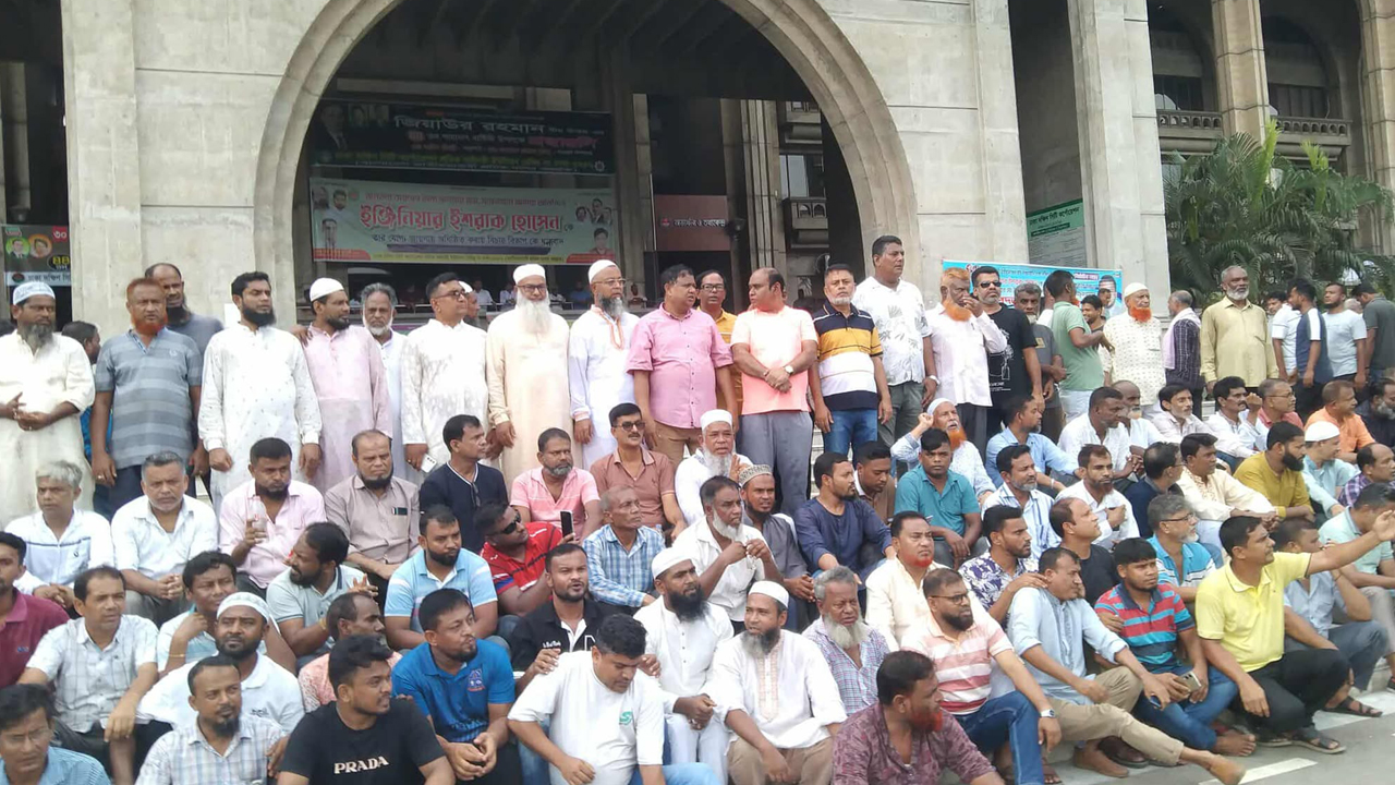 আজও বন্ধ প্রধান ফটক, নগর ভবন প্রাঙ্গণে ইশরাক সমর্থকরা