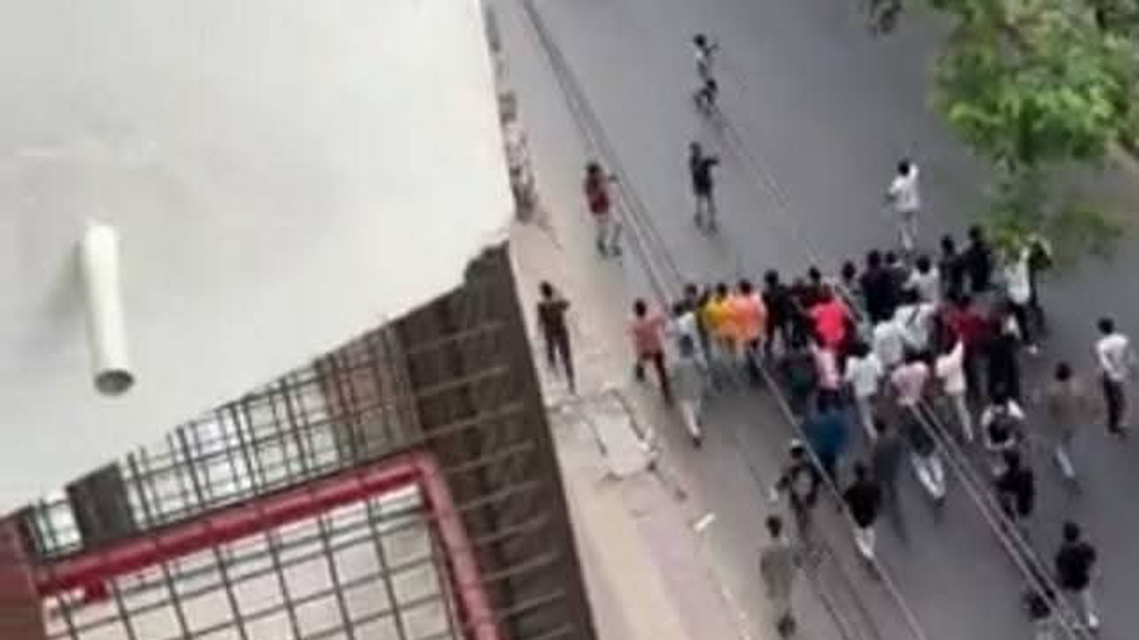 ঢাবিতে ২টি ককটেল বিস্ফোরণ, ছাত্রলীগের ঝটিকা মিছিল