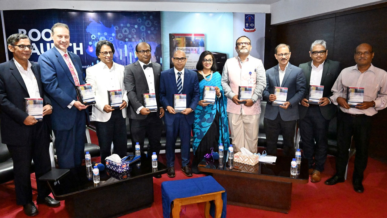 ঢাকা বিশ্ববিদ্যালয়ে ‘মার্কেটিং ইন এ ট্রানজিশন ইকোনমি’ বইয়ের মোড়ক উন্মোচন