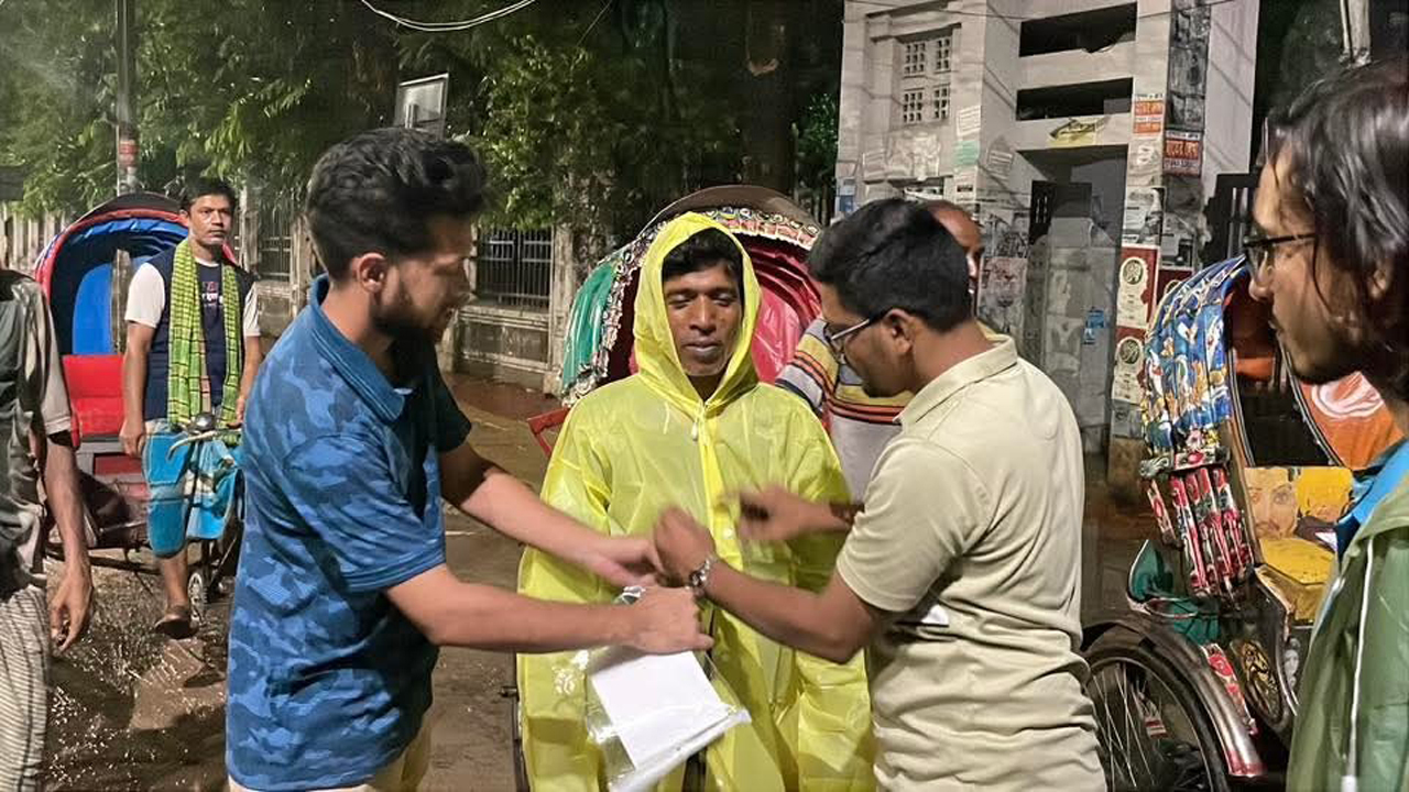 জিয়াউর রহমানের শাহাদতবার্ষিকীতে ঢাবি ছাত্রদল নেতার রেইনকোট বিতরণ
