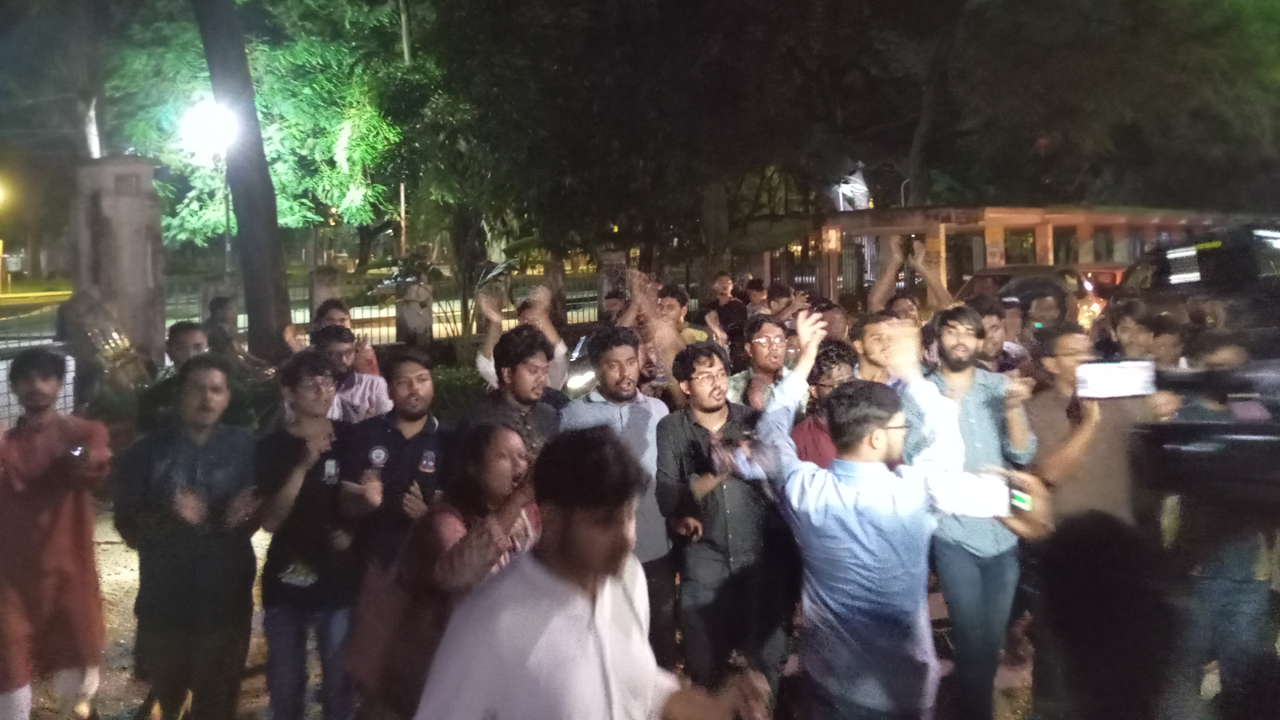 রাজু ভাস্কর্যে ককটেল নিক্ষেপের প্রতিবাদে বিক্ষোভ মিছিল