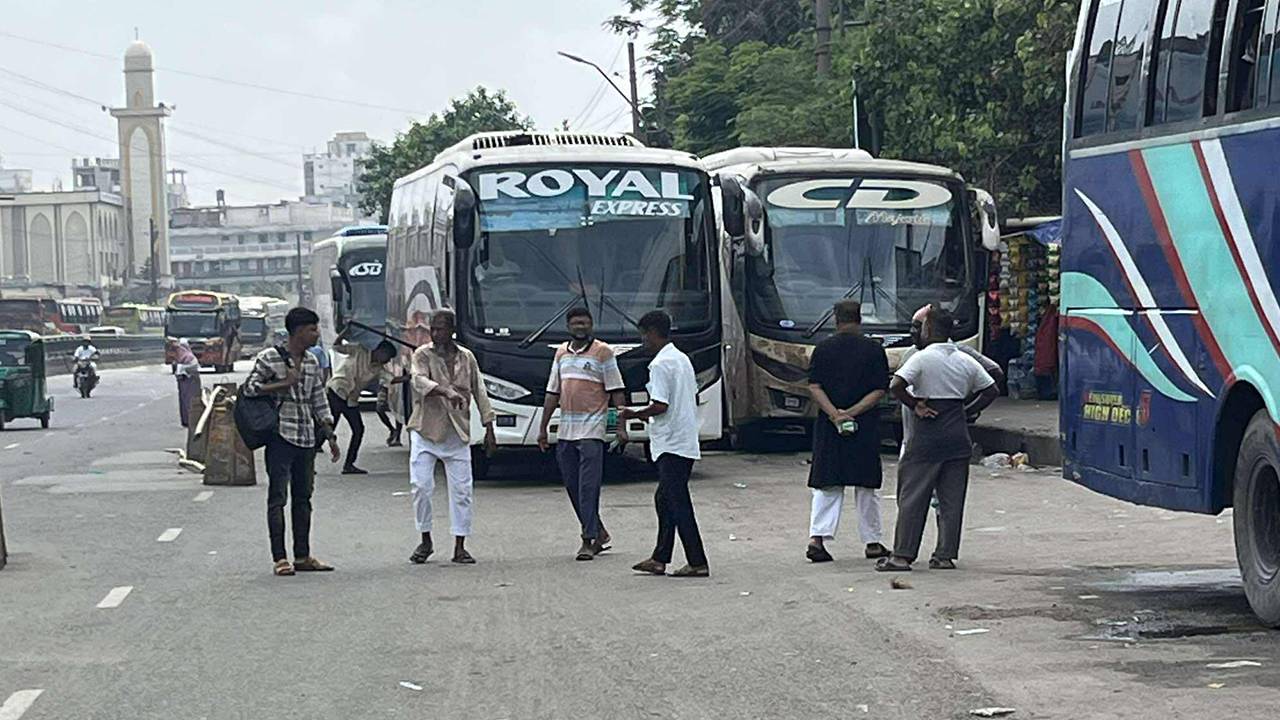 রাজধানীতে ফিরছে মানুষ, শুরু হচ্ছে কর্মব্যস্ততা