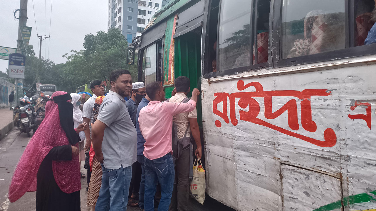 গণপরিবহন সংকটে বেকায়দায় ঈদ ফেরত যাত্রীরা
