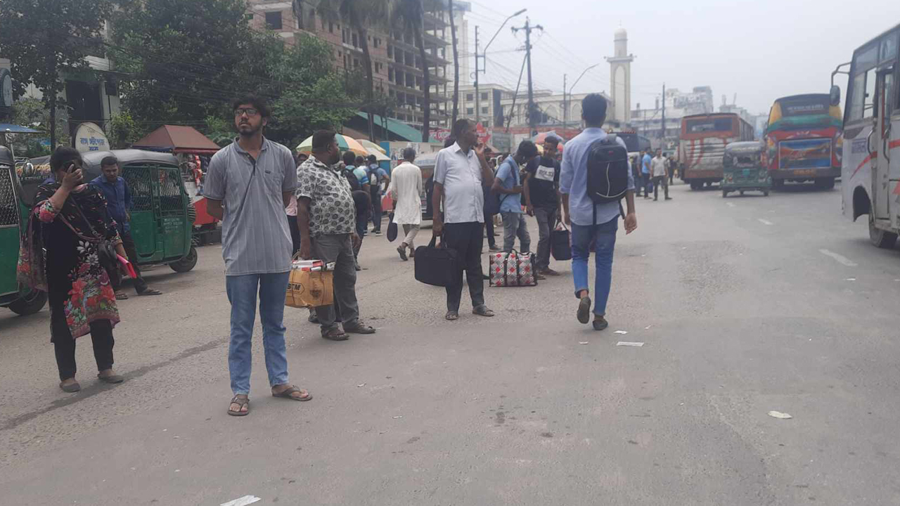 অফিস করতে সকালেই ঢাকায় ফিরছেন কর্মজীবীরা