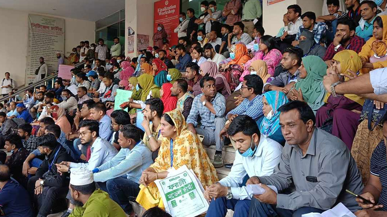 চাকরিতে না ফেরালে রাজপথ ছাড়বেন না ইআরপিপি স্বাস্থ্যকর্মীরা