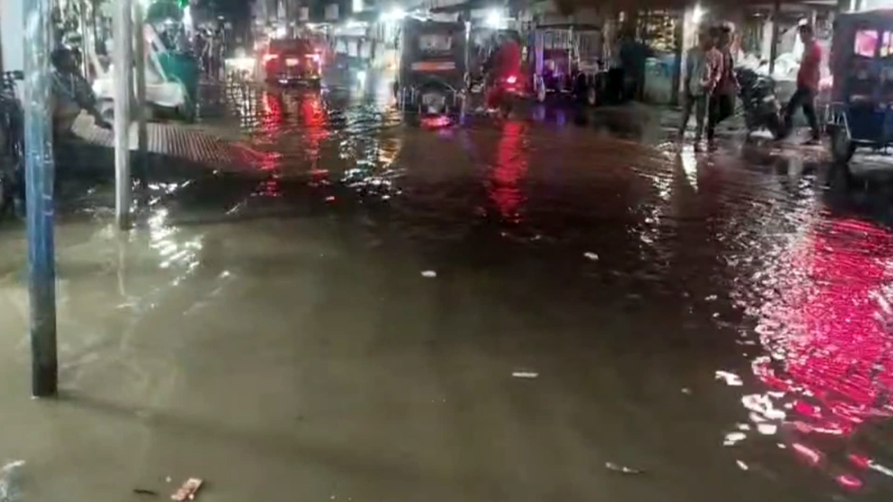 মুহুরী নদীর পানি বেড়ে ফুলগাজী বাজার প্লাবিত, যান চলাচল ব্যাহত