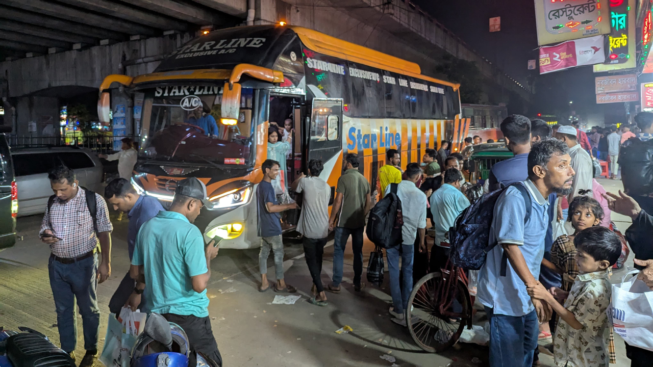 টিকিট পেতে ভোগান্তি, চাপ বাড়লেও নেই জট