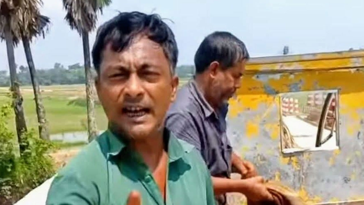 দাম না পেয়ে নদীতে চামড়া ফেলে দেওয়ায় ব্যবসায়ী আটক 