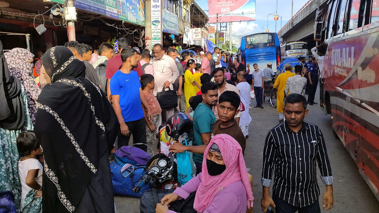 ঢাকা-চট্টগ্রাম মহাসড়কে পরিবহন সংকটে যাত্রীদের ভোগান্তি