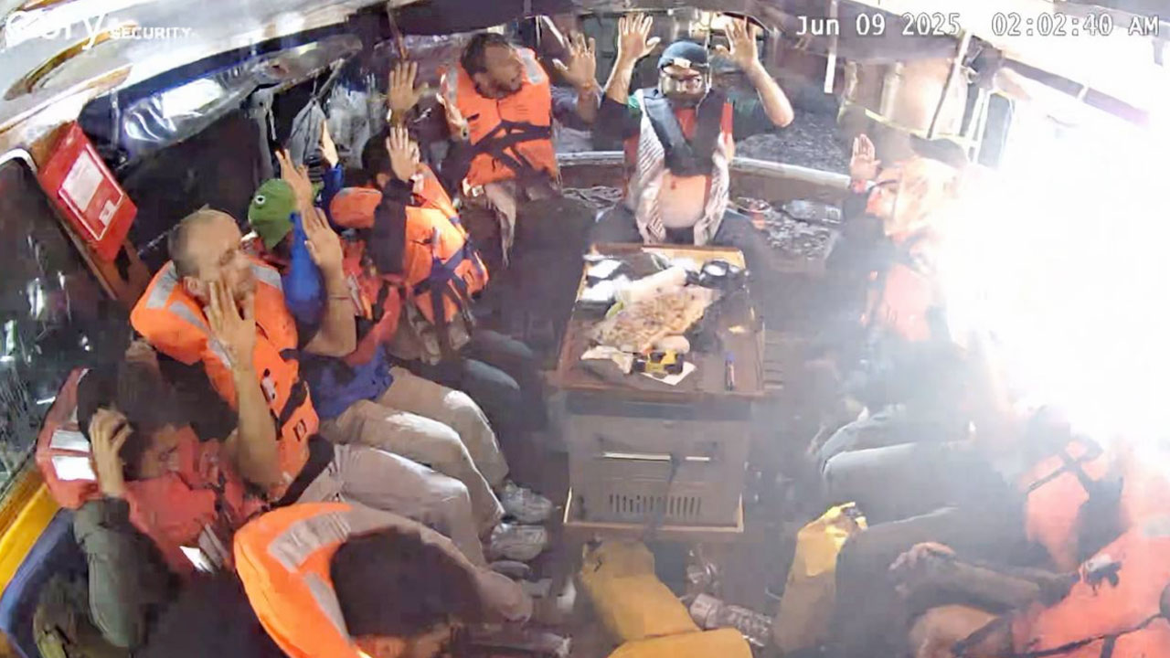 গাজার জন্য ত্রাণ বহনকারী জাহাজ আটকে দিলো ইসরায়েল