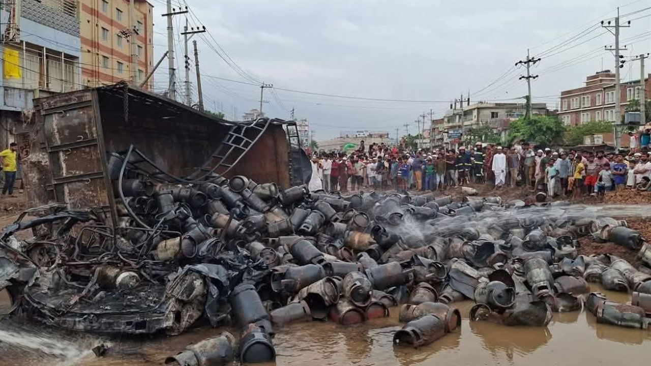 মহাসড়কে ২শ সিলিন্ডারসহ উল্টে গেল ট্রাক, একের পর এক বিস্ফোরণ