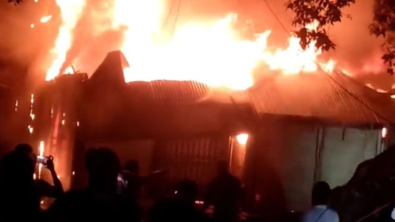 টাঙ্গাইলে আগুনে পুড়ল ৫ দোকান