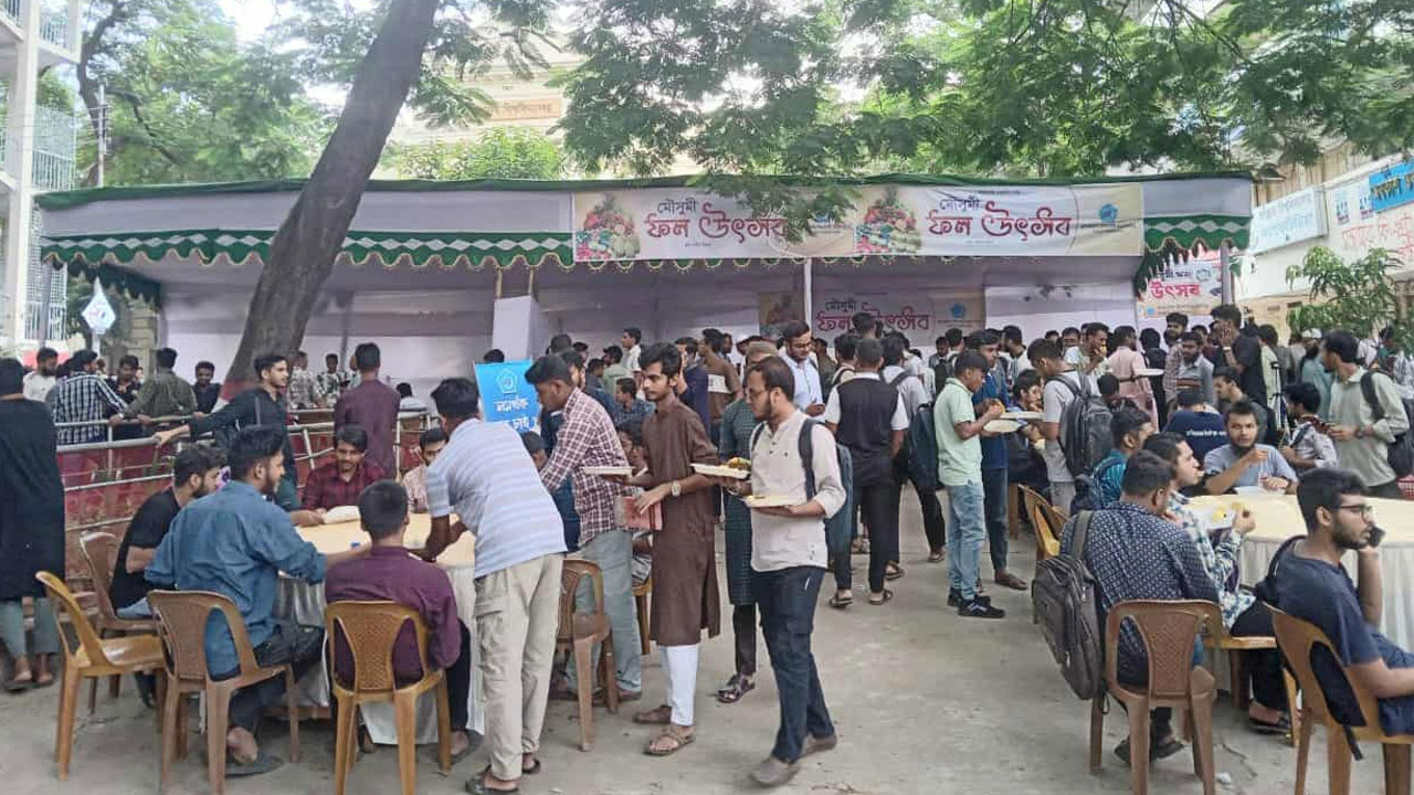 নবীন শিক্ষার্থীদের স্বাগত জানিয়ে জবি শিবিরের ফল উৎসব