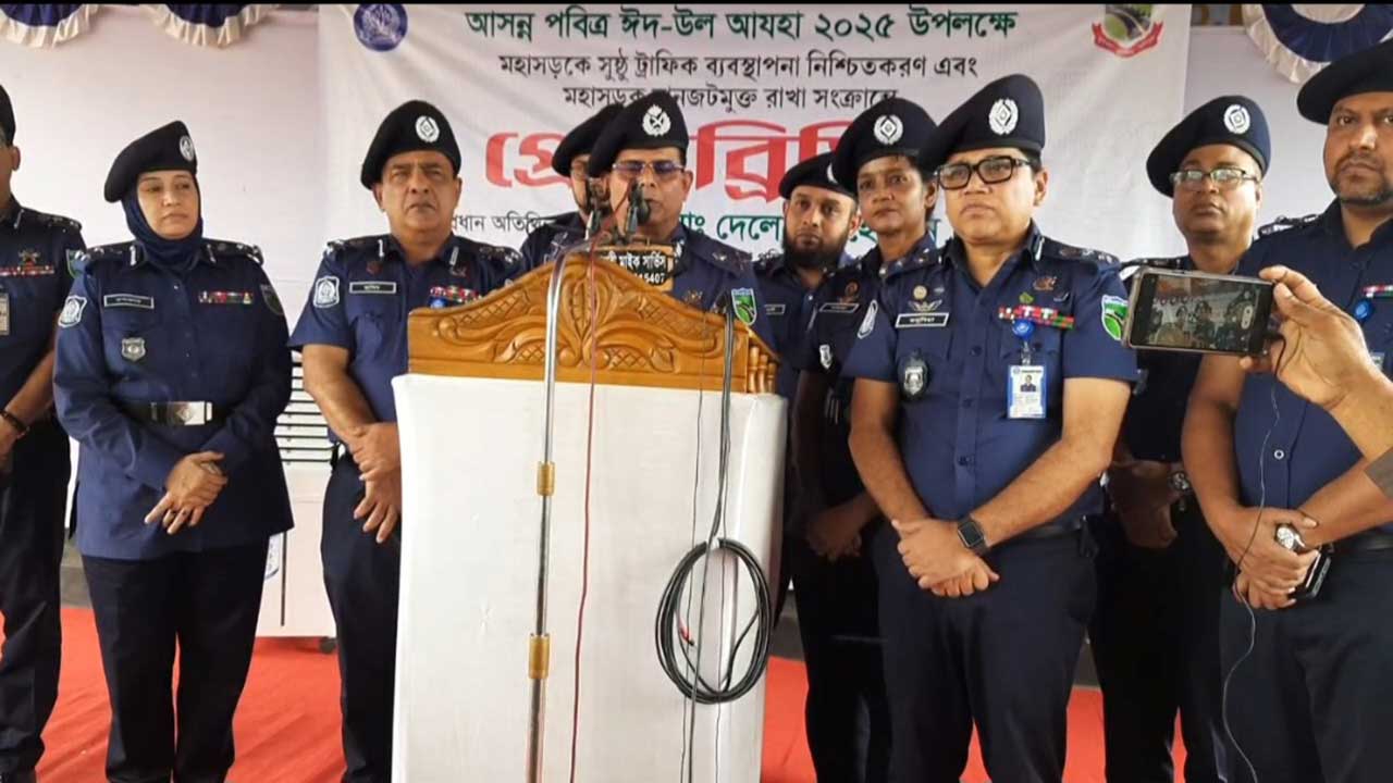 যানজট নিরসনে মহাসড়কে কাজ করছে ৪ হাজার পুলিশ সদস্য