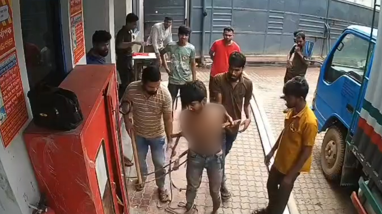 কোনাবাড়ীতে শ্রমিককে রশি দিয়ে বেঁধে পিটিয়ে হত্যা, ভিডিও ভাইরাল