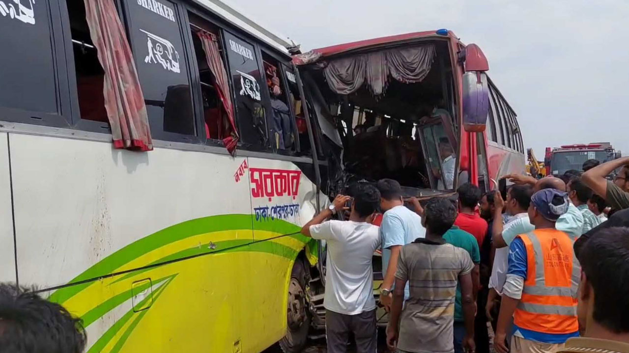 টঙ্গীতে দুই বাসের মুখোমুখি সংঘর্ষে চালকসহ আহত ২৫