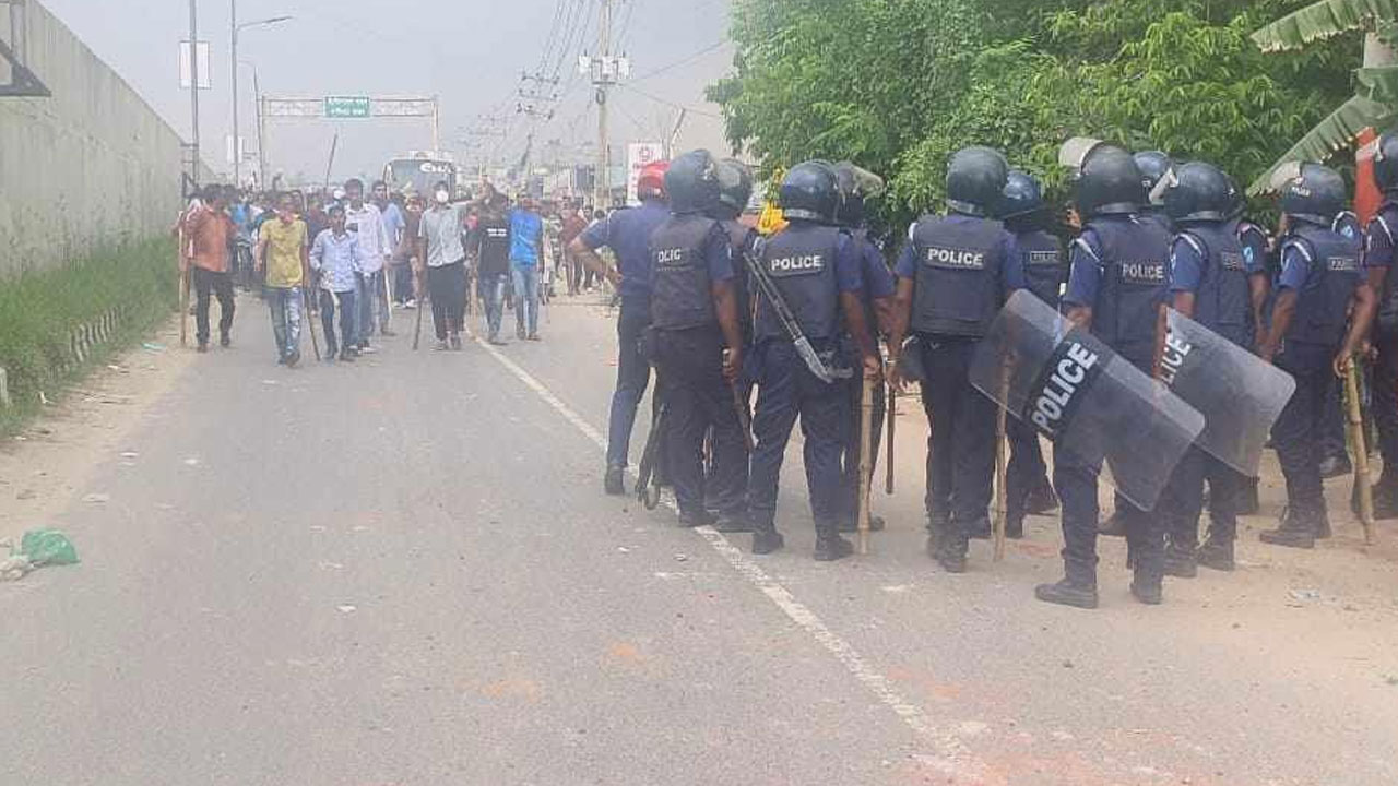 কমিটি নিয়ে দ্বন্দ্বে বিএনপির দু’গ্রুপে সংঘর্ষ, পুলিশের টিয়ারশেল নিক্ষেপ