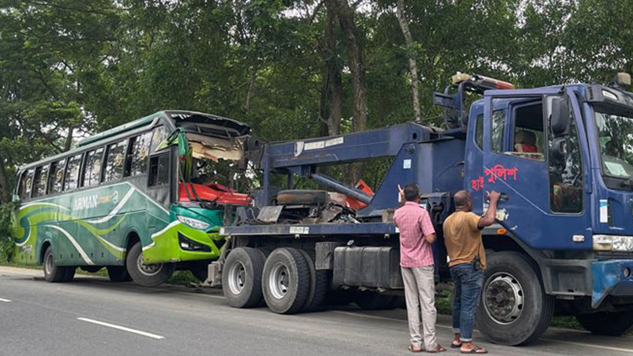 গোপালগঞ্জে ৪ যানবাহনের সংঘর্ষে পুলিশ সদস্যসহ নিহত ২