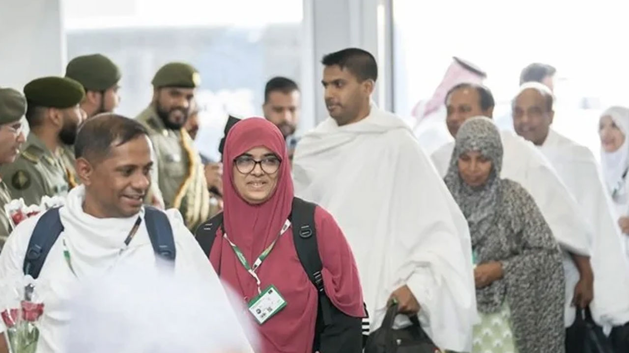 হজ পালন শেষে দেশে ফিরেছেন ১২ হাজার ৮৭৭ হাজি