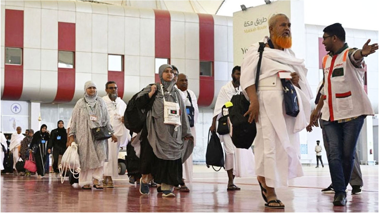 হজ পালন শেষে দেশে ফিরেছেন ৩২৩৭০ হাজি