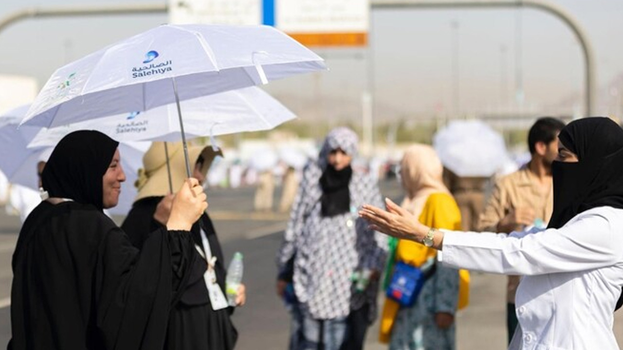মসজিদে নববীতে হজযাত্রীদের মাঝে ৫ হাজার ছাতা বিতরণ