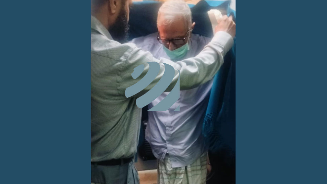 গভীর রাতে দেশে ফিরেছেন আবদুল হামিদ, হুইল চেয়ারে আনা হয়েছে ইমিগ্রেশনে