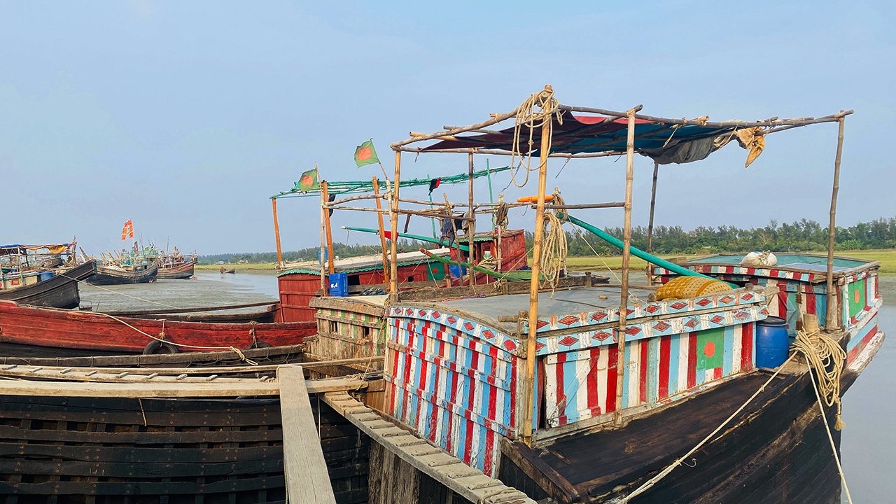 দিনভর ঝোড়ো হাওয়া-বৃষ্টি, সারা দেশের সঙ্গে হাতিয়ার নৌযোগাযোগ বন্ধ