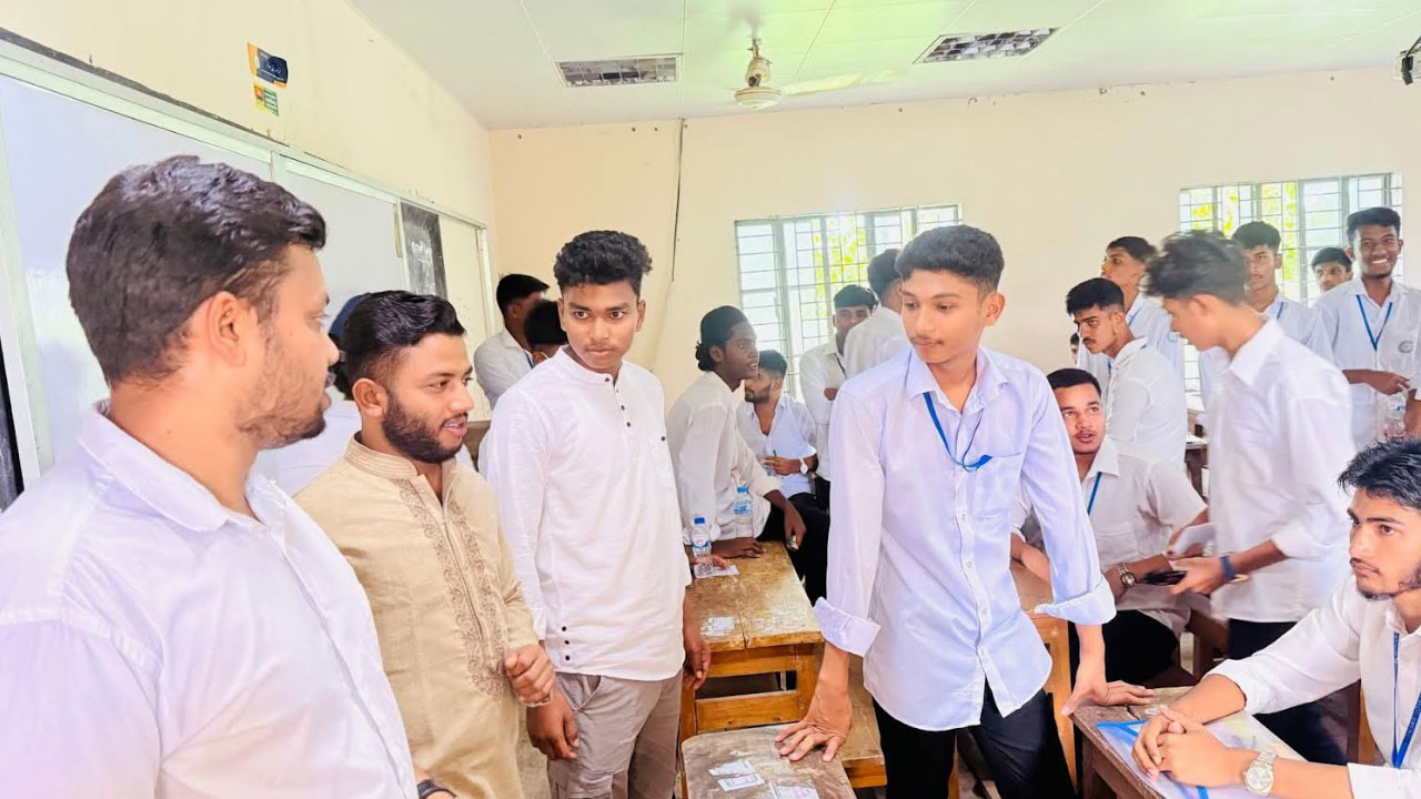 পরীক্ষার হলে দলবল নিয়ে ঢুকে পড়লেন ছাত্রদল নেতা, ছবি তুলে দিলেন ফেসবুকে