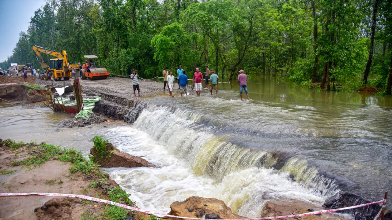 মেঘভাঙা বৃষ্টি, বন্যা-ভূমিধসে বিপর্যস্ত উত্তর-পূর্ব ভারত, নিহত অন্তত ৩০