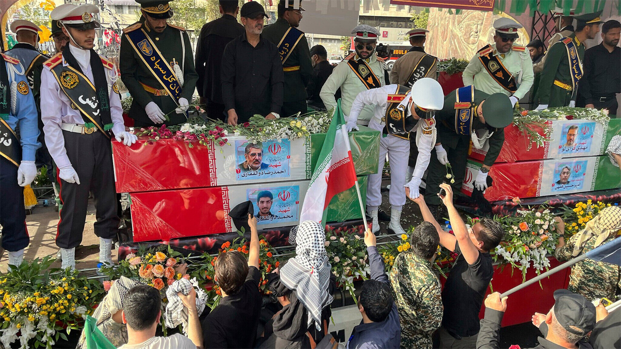 ইরানে সেনা কমান্ডার-পরমাণু বিজ্ঞানীসহ ৬০ জনের রাষ্ট্রীয় জানাজা অনুষ্ঠিত