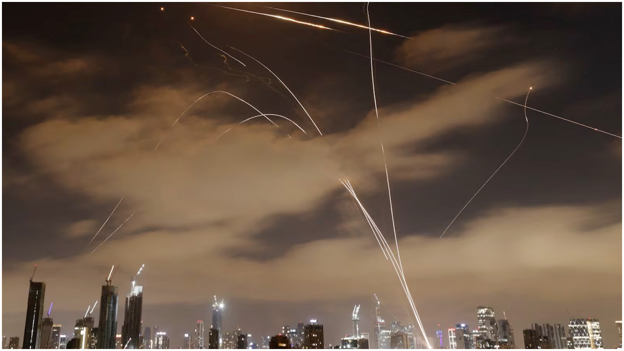 ইসরায়েলে নতুন করে ব্যালিস্টিক ক্ষেপণাস্ত্র হামলা চালিয়েছে ইরান