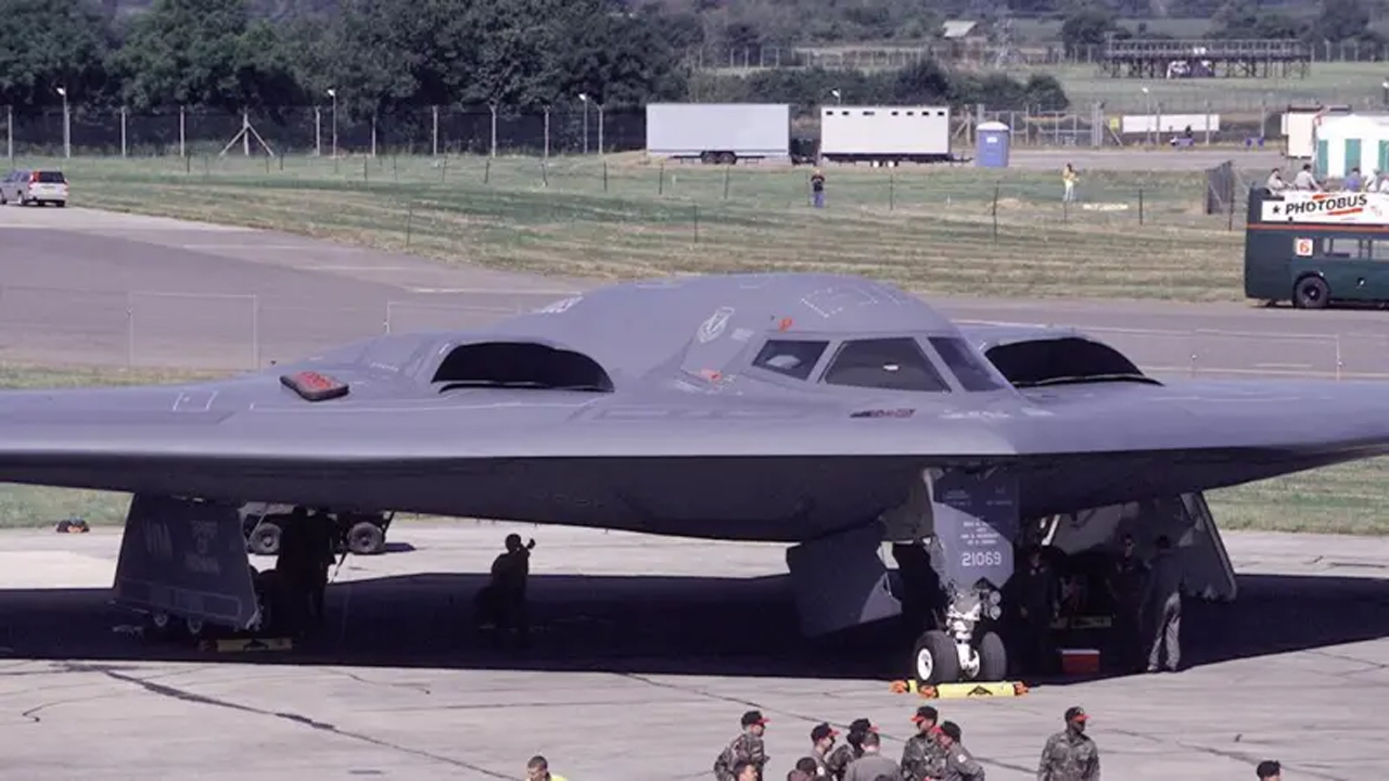 মার্কিন বোমারু বি-২ এর নড়াচড়া, যুক্তরাষ্ট্র ইরানে হামলা চালাতে যাচ্ছে?