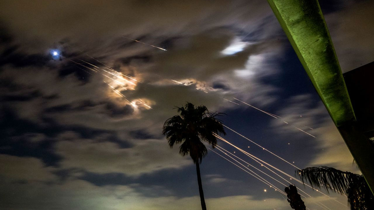 ইসরায়েলে ৪০০ ব্যালিস্টিক ক্ষেপণাস্ত্র ও ১ হাজার ড্রোন ছুঁড়েছে ইরান