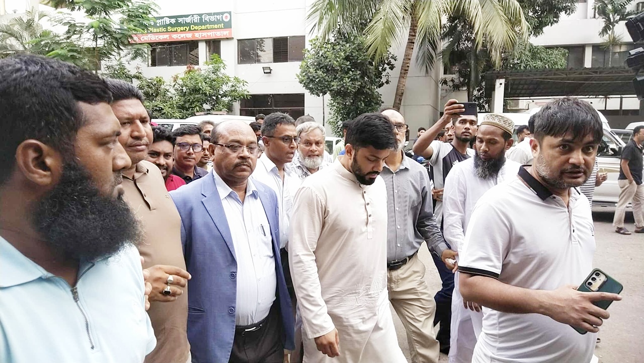আহতদের দেখতে ঢাকা মেডিকেলে ইশরাক