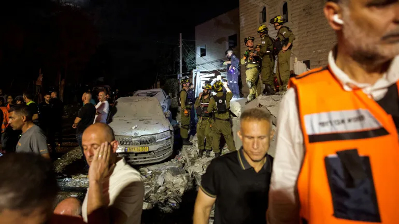 ইরানের শক্তিশালী হামলা, ইসরায়েলে ভবন বিধ্বস্ত, দুমড়ে মুচড়ে গেছে গাড়ি