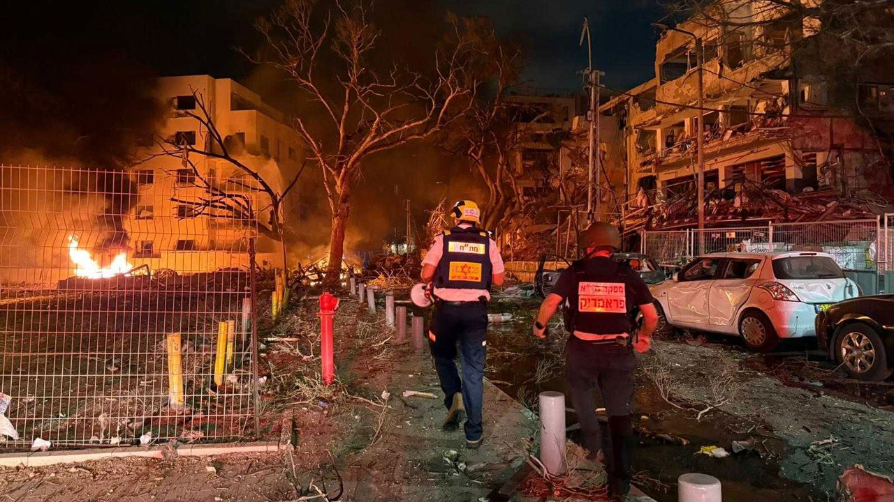 ইসরায়েলে আবারও ব্যাপক ক্ষেপণাস্ত্র হামলা ইরানের, হতাহত অন্তত ৭০