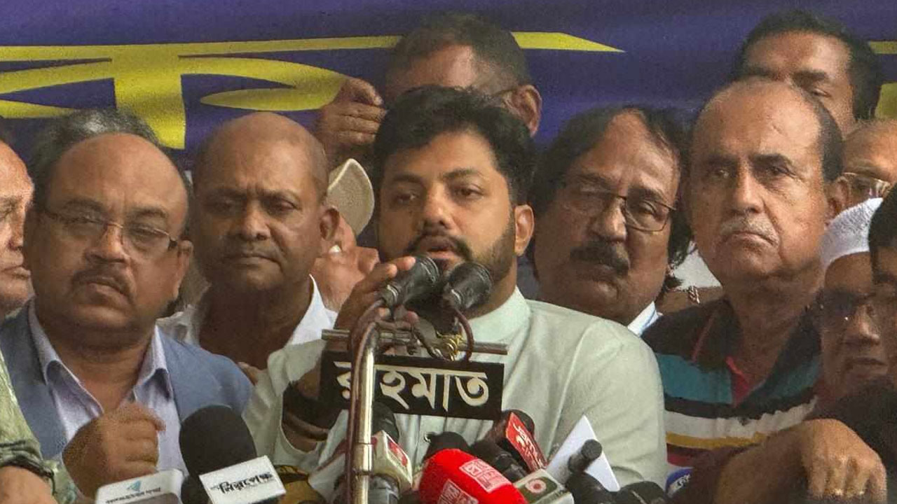 এই ধরনের মূর্খ উপদেষ্টা দেশের ইতিহাসে কেউ দেখেনি : ইশরাক