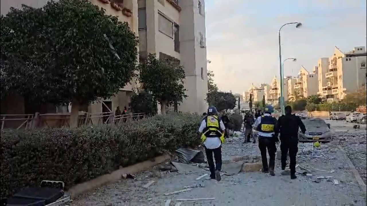 যুদ্ধবিরতি ঘোষণার পর ইসরায়েলে ইরানের ক্ষেপণাস্ত্র হামলা, নিহত ৩