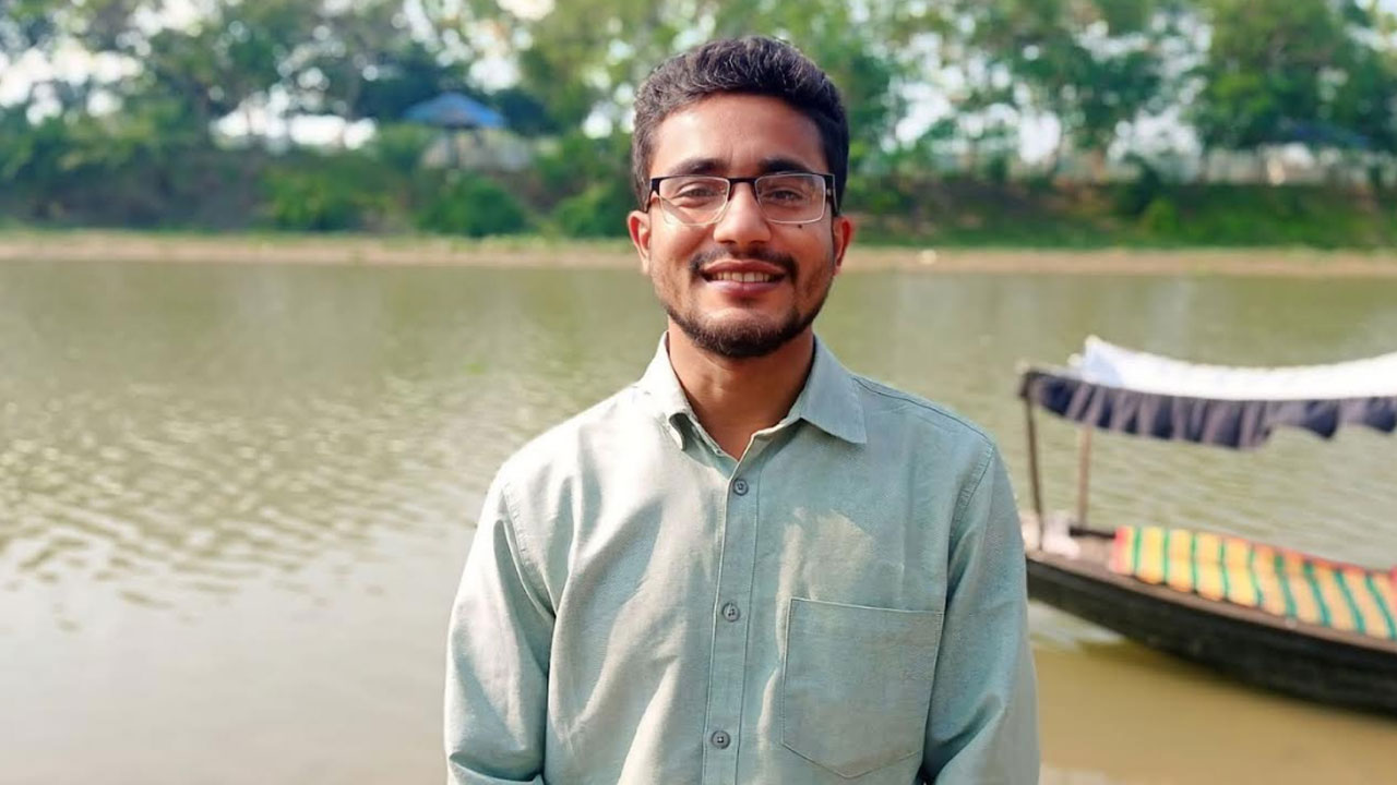 বাস-ট্রাক ধাক্কাধাক্কি, ইঞ্জিন কাভারে বসা ইবি শিক্ষার্থী নিহত