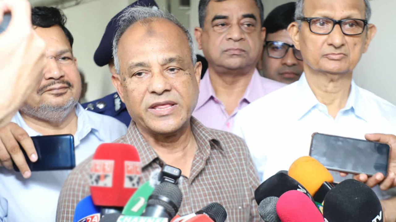 রং-চং দিয়ে ফিটনেসবিহীন কোনো গাড়ি চলতে দেওয়া হবে না : উপদেষ্টা